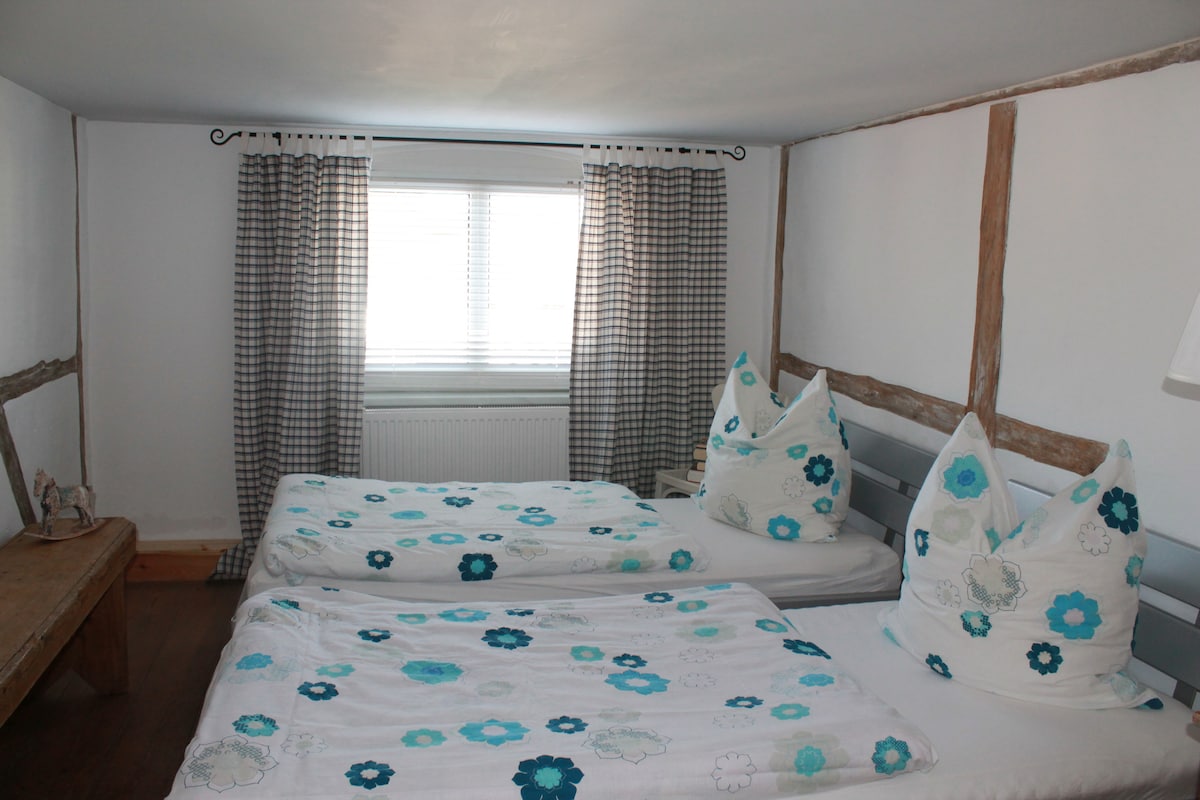 2号卧室（ 2张床， 0.9米x 2.0米）