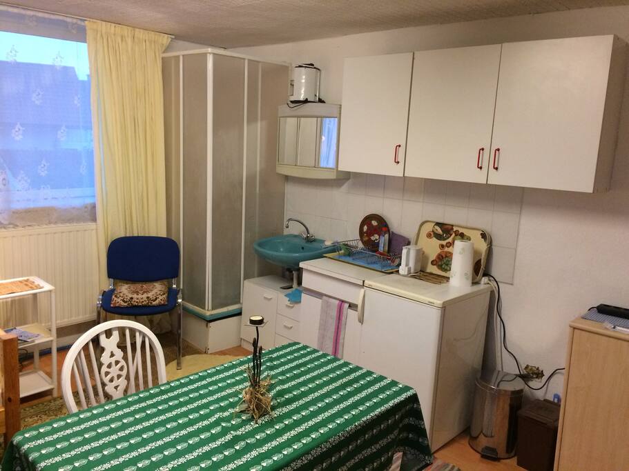 Dusche und Waschmöglichkeit im Zimmer