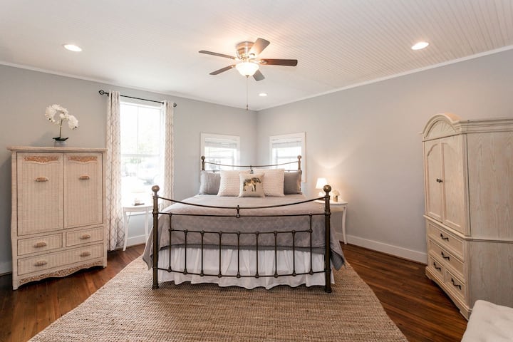 Dormitorio principal en la planta baja (cama king).