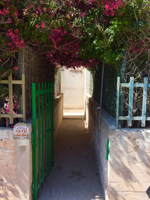 Ingresso di casa con doccia esterna