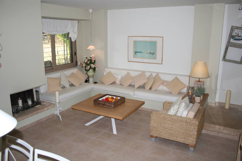 The cozy large living room for the crowd!