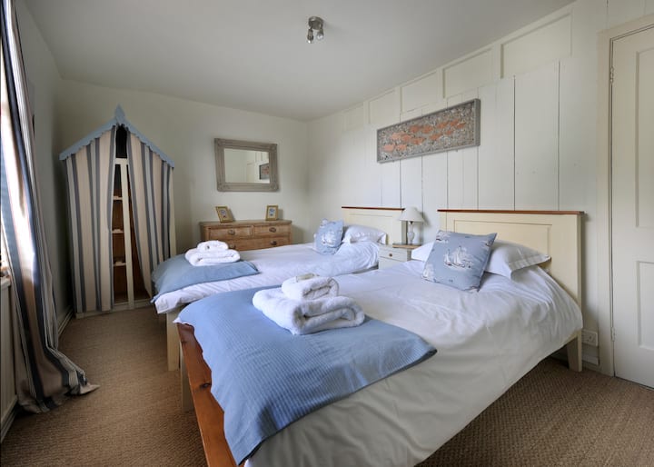 Chambre avec lits jumeaux. Armoire de style cabane de plage