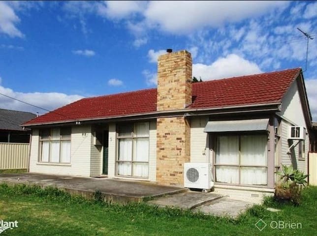 U6 Spacious house close to Melbourne airport
