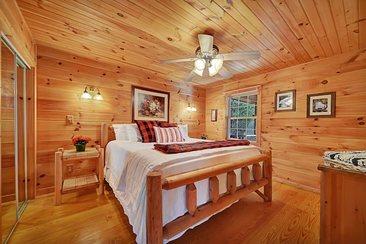 Брачниот кревет (широк 150-179 см) во Калифорнија е многу удобен и просторен. 