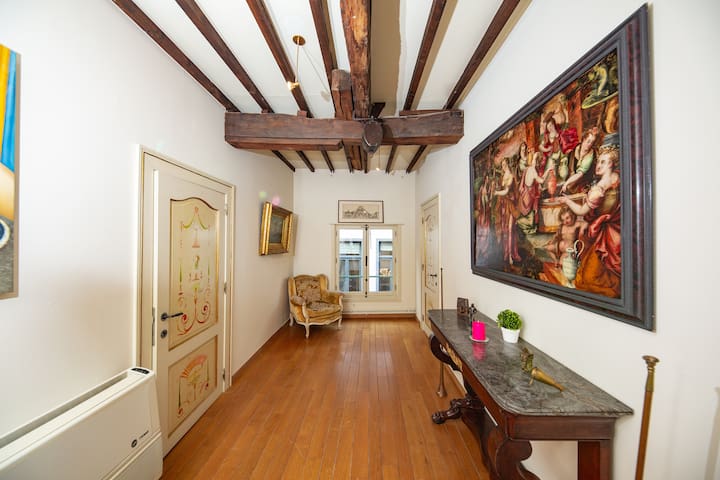 HOFMARKGRAAF: Unique apartment in historic mansion