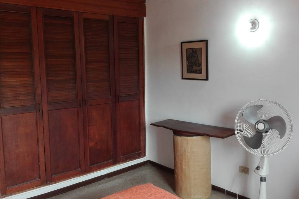alcoba con closet amplio, con ventilador, baño auxiliar de uso para la persona, conjunto cerrado con piscina y cancha