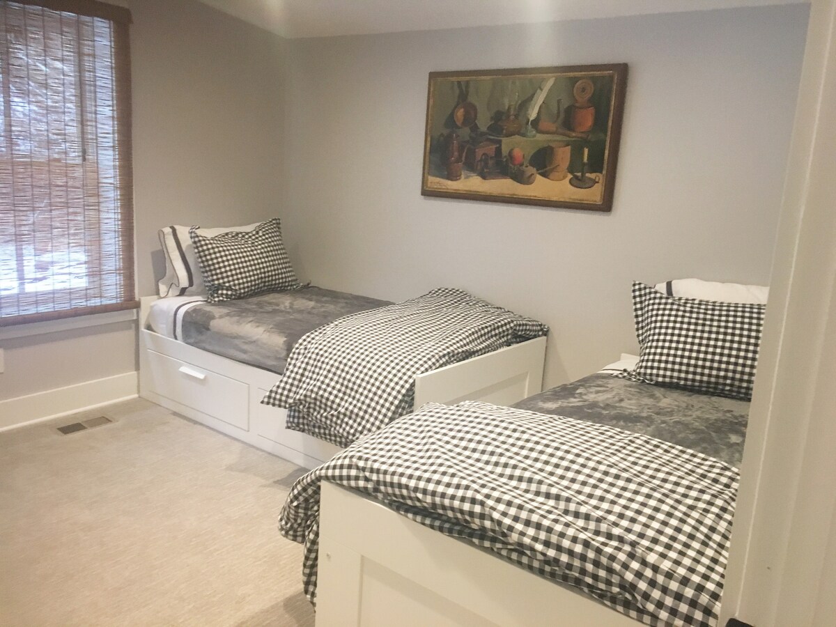 Prednja spavaća soba s bračnim krevetima i krevetom na rasklapanje za treću osobu 