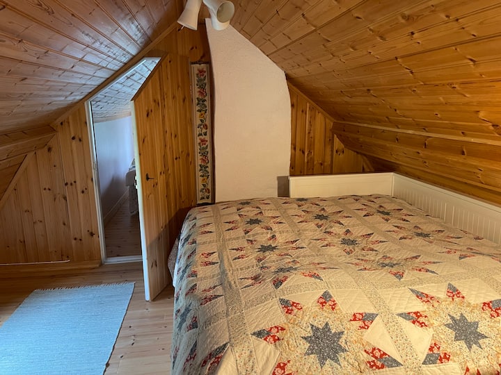 Овде удобно спиете во кревет широк 160 см.