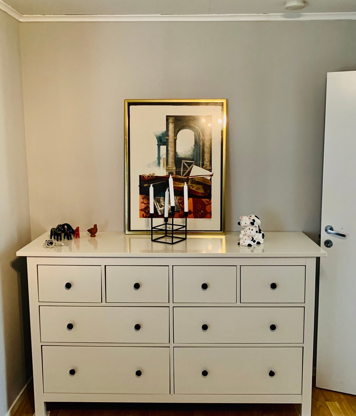 خزانة ملابس في غرفة النوم مع سريرين فرديين.