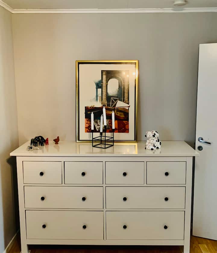 卧室配有梳妆台，配有2张1米宽单人床。