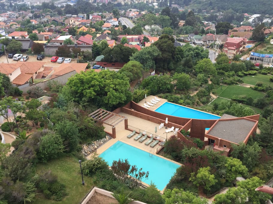 Dos piscinas al aire libre , una especial para niños con todo el equipamiento para disfrutar tardes de sol , zona de juegos infantiles,jacuzzi y barbacue