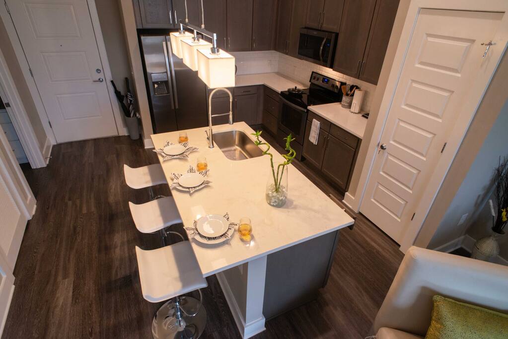 Have a meal at this spacious island that seats 3 comfortably. Or get some work done with plenty of space for your laptop, books and note pad.
