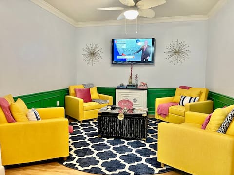 Top Airbnb: Paradise Palm: Steps from Epic Universe & OCCC in Williamsburg