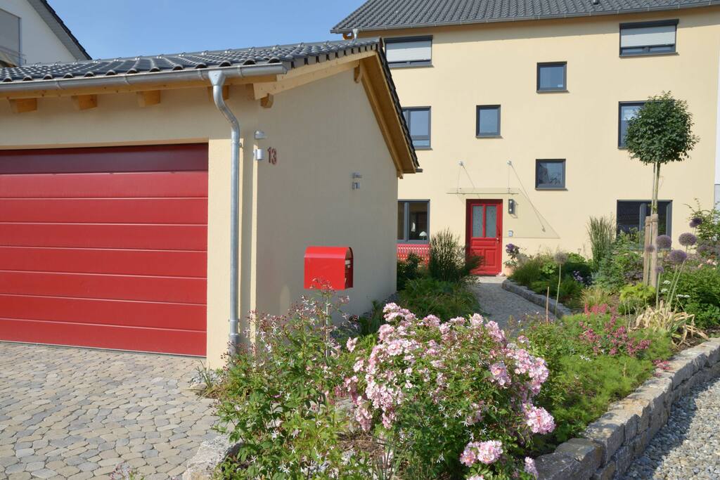 Garage und Vorgarten