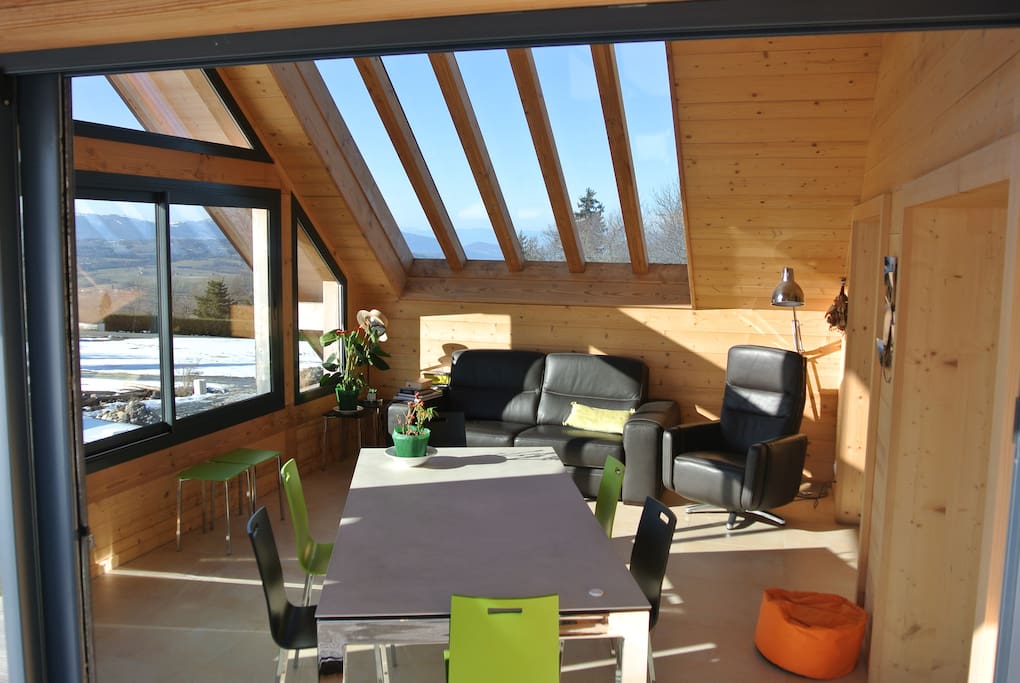 Agréable véranda avec canapé et hamac... détente assurée!