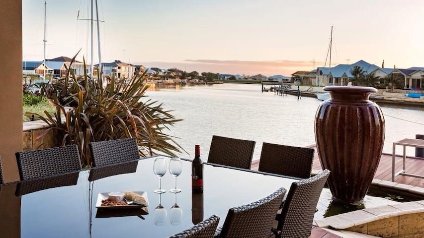 Canal Waterfront (all 6 bedrooms) gallery image 3