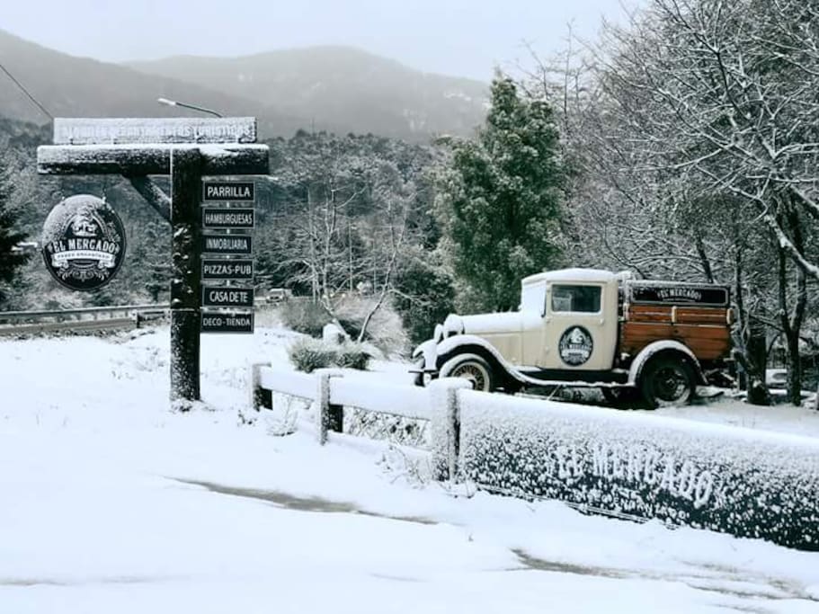 Ésta es la entrada al complejo y a nuestro departamento. Nevada, no se ve linda?