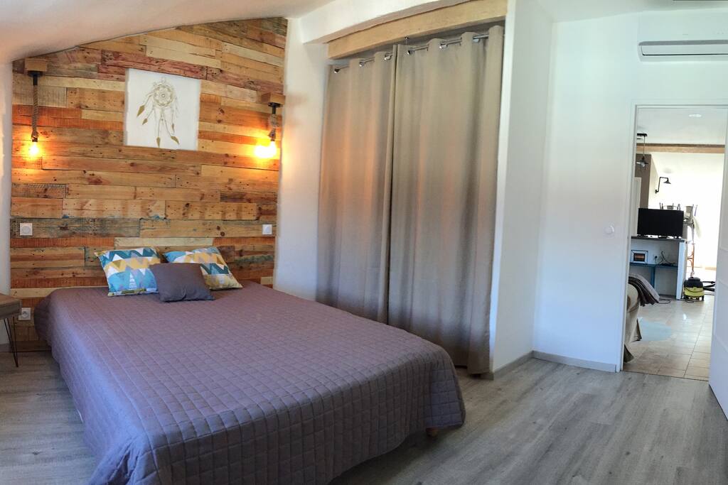Jolie chambre de 15m2 et lit queen size. Penderie. Bureau.