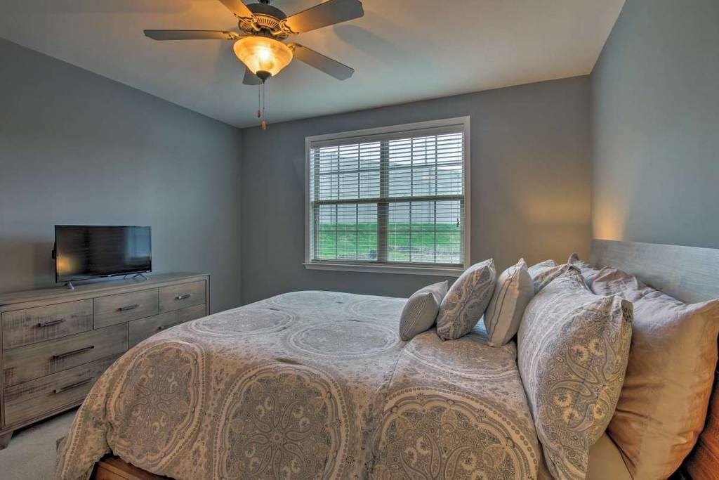 Master Suite Queen Bed/Serta Perfect Sleeper Mattress with Smart TV