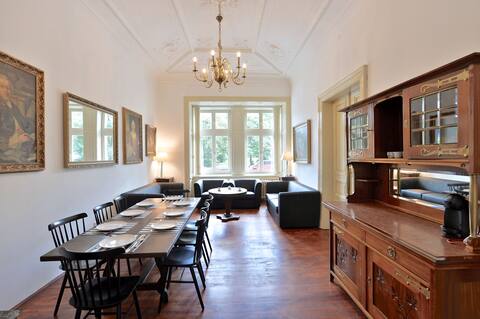 Antigue style 5 bedroom/3 bathrooms apartment