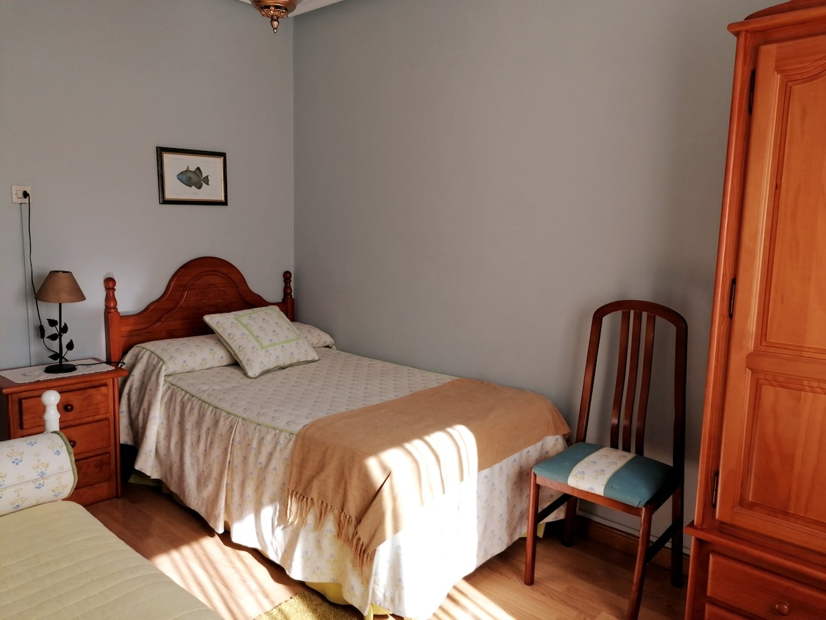 DORMOTORIO 2
bed of 1.05 m.  And SOFACET OF 0.90 meters with chairs