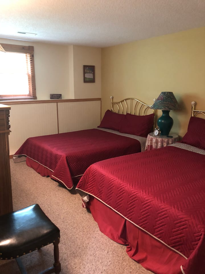 ボジールーム、クイーンサイズベッド2台、地下のゲームルームへの入り口