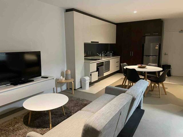 Bright & cozy 2 bedroom apartment with city views gallery image 2