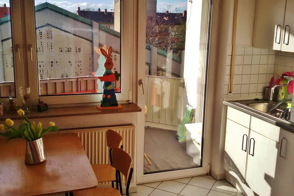 Küche mit Balkon und Blick auf die Trinitatiskirche