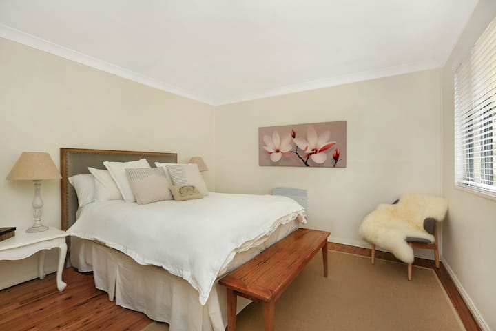 Hlavná spálňa. Každá spálňa má elektrické kúrenie 