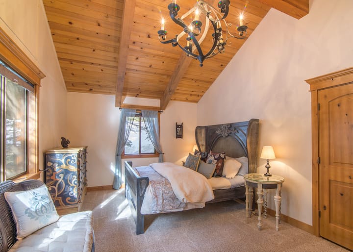 Nyumba kubwa ya kifahari yenye kitanda cha ukubwa wa king na fanicha za kipekee.