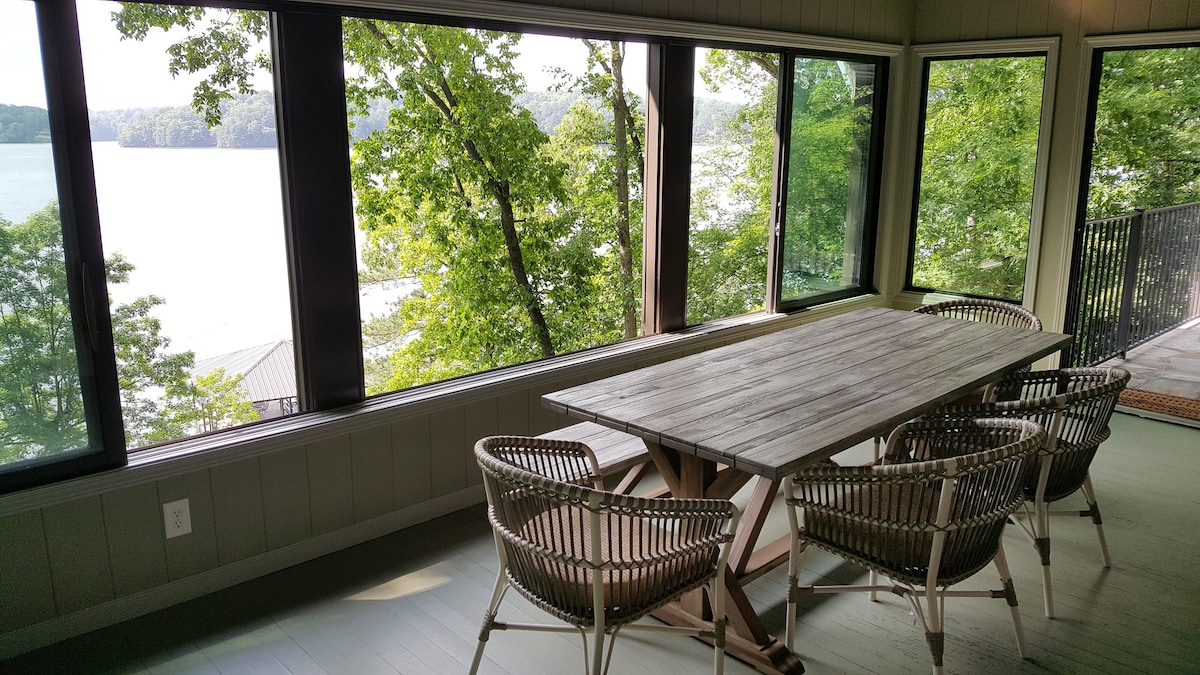 Charming lakefront cottage on Lake Lanier w/dock