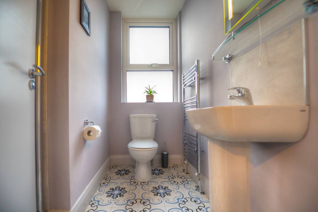 Room 7 bathroom