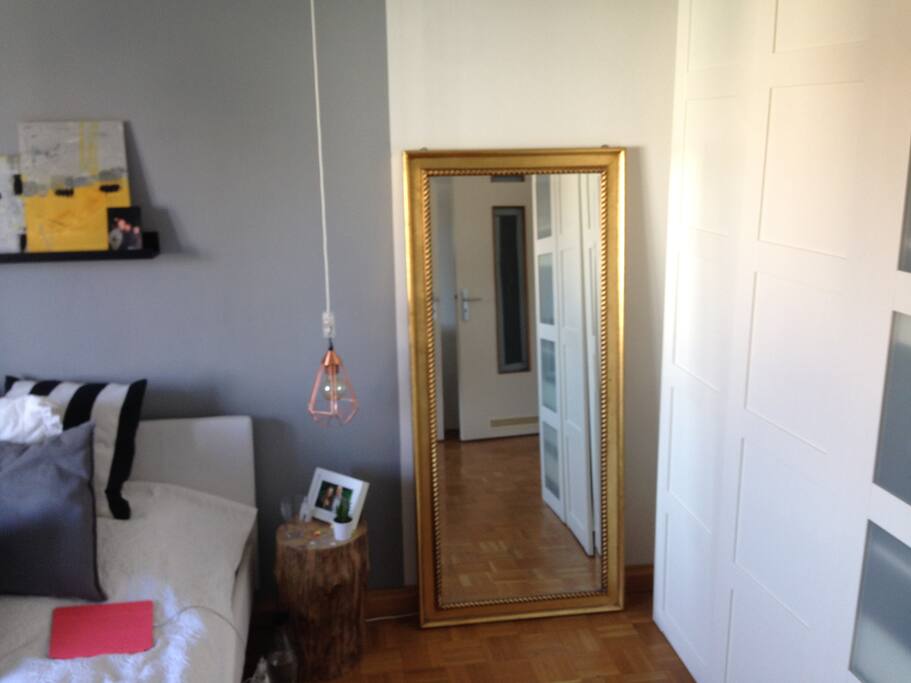 Dein Zimmer mit einem großen Spiegel