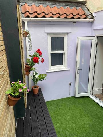 Central Bristol townhouse with harbour views. gallery image 5