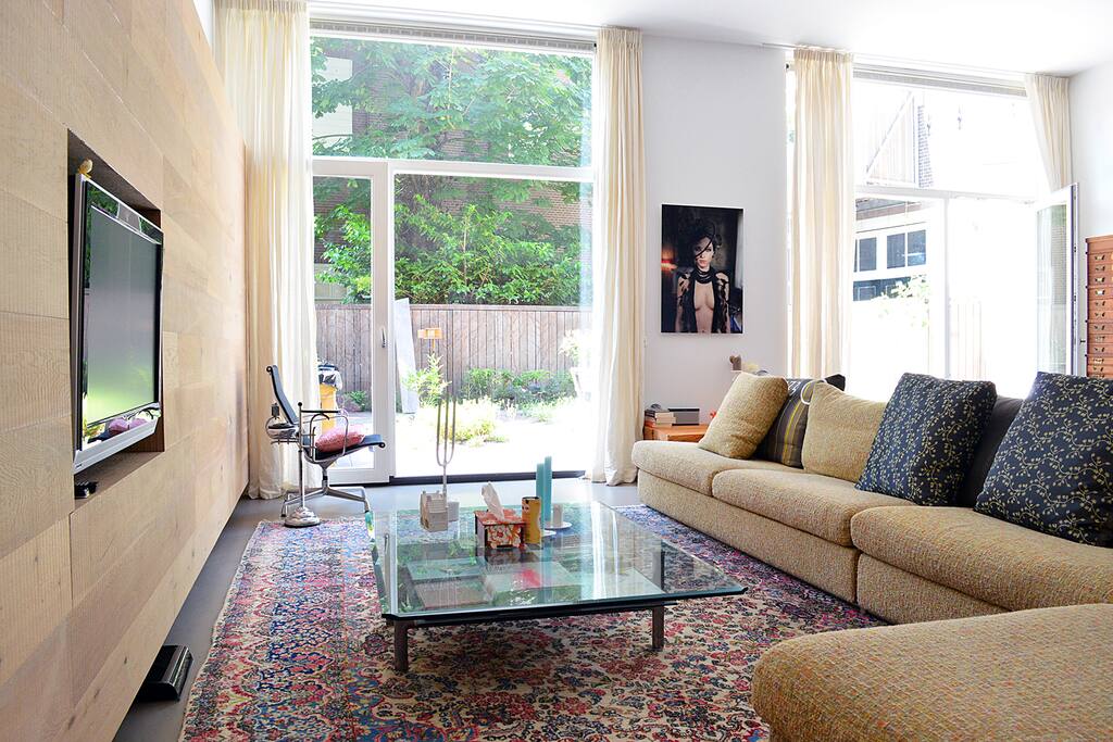 The living room with the entrance to the garden