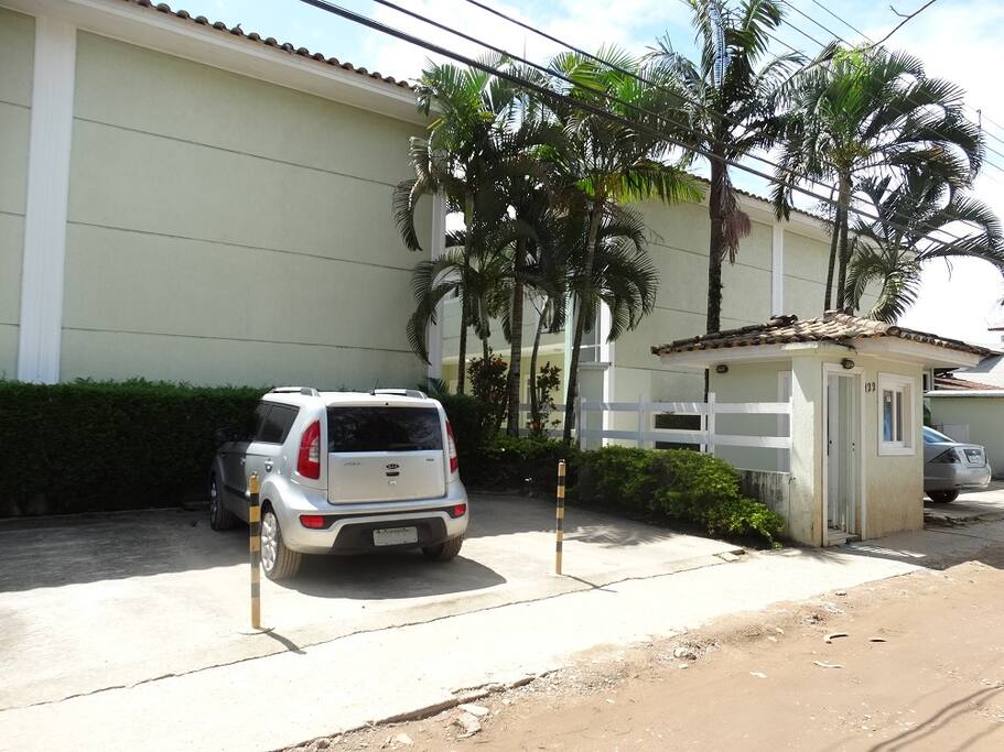 Estacionamento com vaga para 1 carro por Flat.