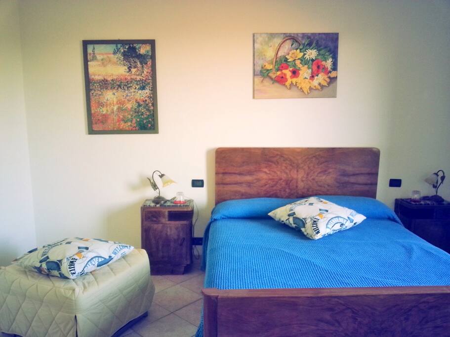 camera con 1 letto matrimoniale e un puff/letto singolo