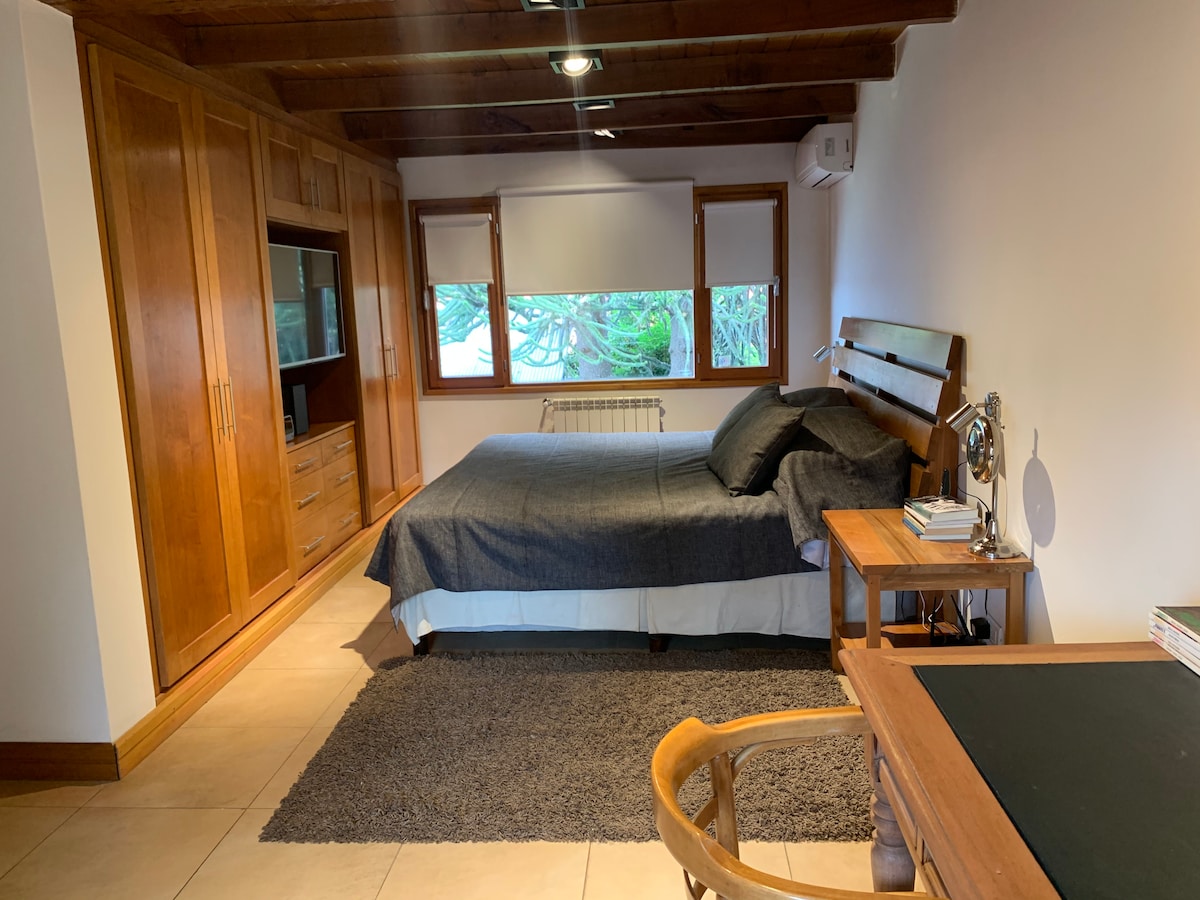 Chumba chenye dawati la ghorofa ya juu