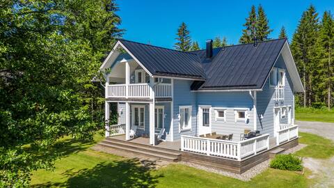 Villa by a clear water lake -> 135 km Hki