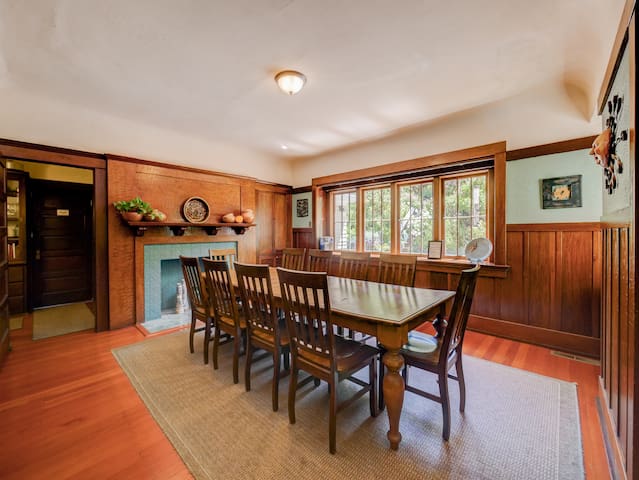 Cozy Farm House on 10 acres, 18 guests, hot tub gallery image 5