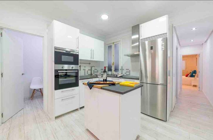 SUNNY & SLEEK Apartment in the Center of Madrid gallery image 4