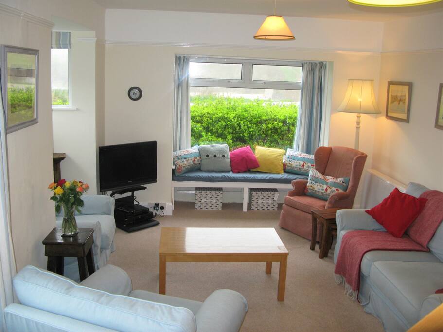 Large sitting room to comfortably seat 8+.