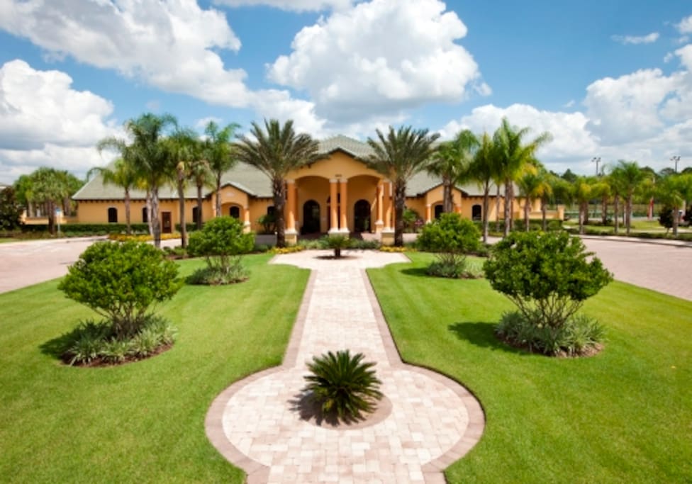 Paradise Palms Resort main driveway