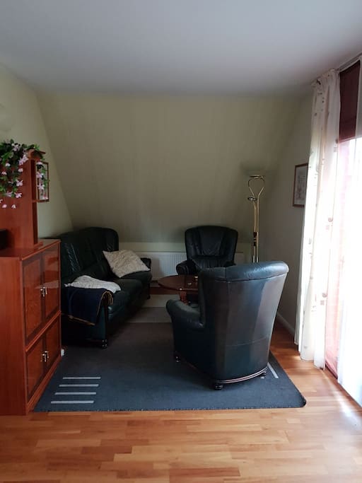 Wohnzimmer mit TV, Essbereich und offener Wohnküche