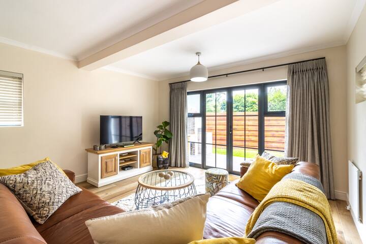 Beautiful Mountain Views close to Winefarms gallery image 5