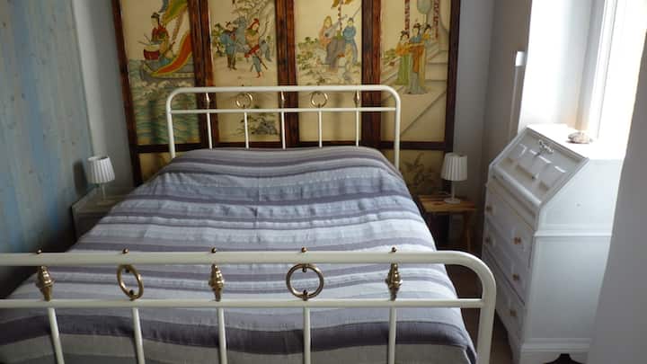 主卧、双人床、抽屉柜、日式屏幕。