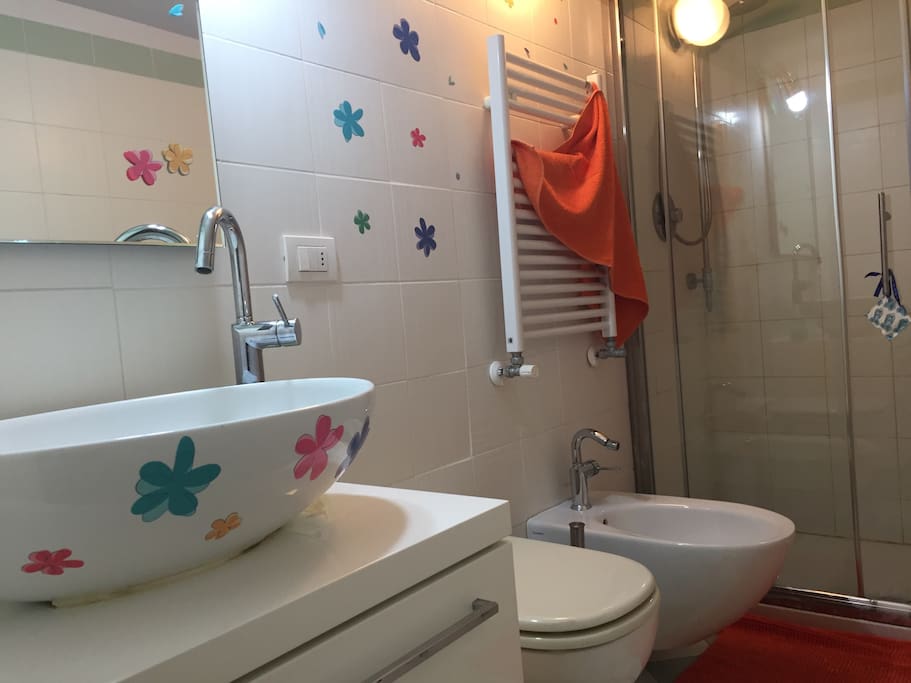 Il bagno è composto da lavabo, water, bidet, ampia doccia, due comodi cassetti completamente liberi e una finestra.