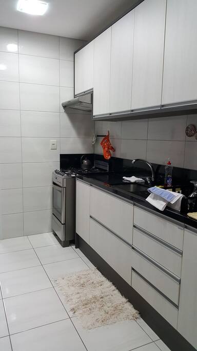 Cozinha completa com louças e demais utensílios