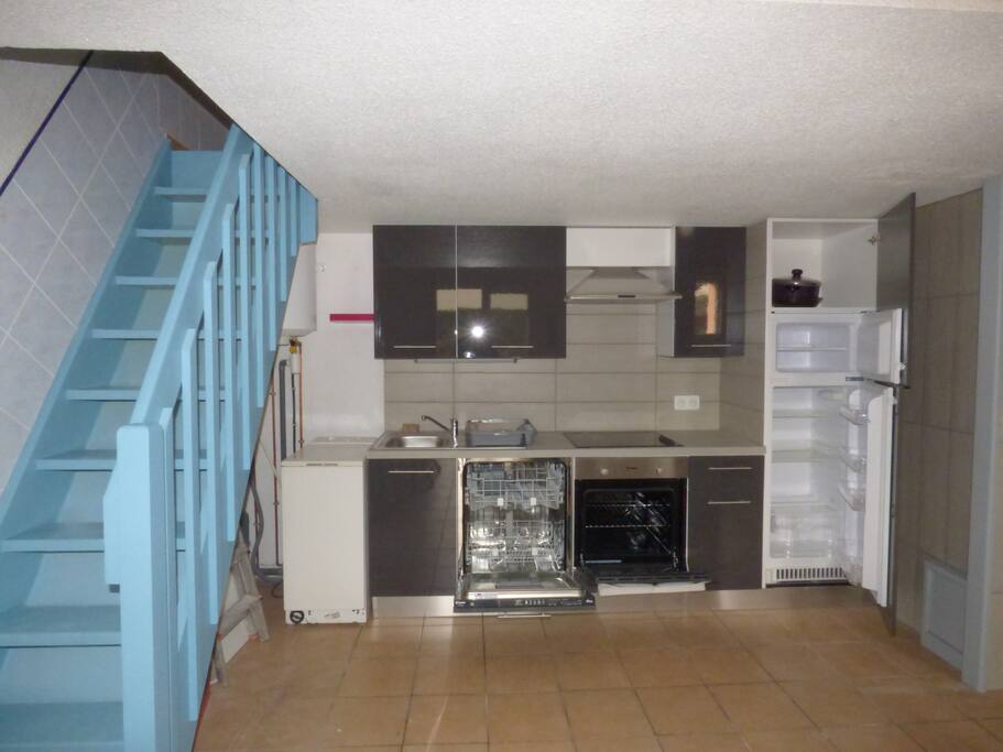 Cuisine équipée: Four, plaques, lave vaisselle, lave linge, Frigo-congélateur.