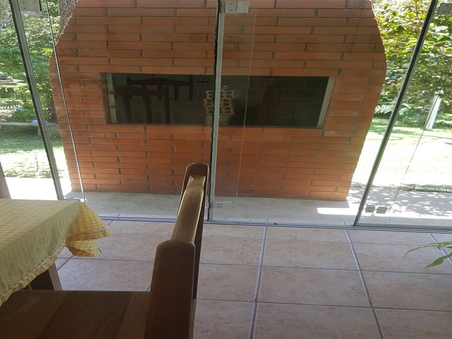 Churrasqueira e sala anexa